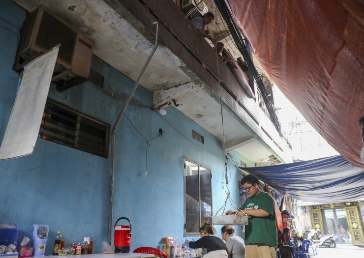 “Trong mùa dịch Covid-19, tôi nghỉ bán nhưng khách quen cứ lại hỏi mua hủ tiếu nên tôi quyết định bán theo cách này cho mọi người ăn. Sau dịch, tôi thấy hình thức này cũng hay nên duy trì bán đến bây giờ", dì Ba chia sẻ.