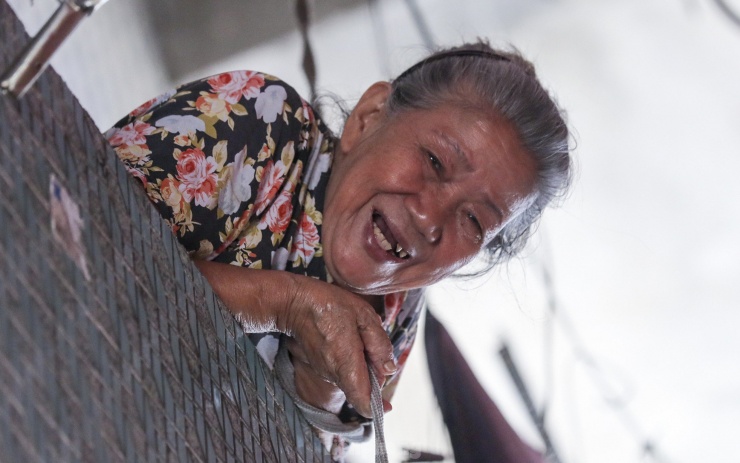 Chủ quán, bà Nguyễn Thanh Hồng (SN 1954, hay còn được gọi với cái tên thân mật là dì Ba). Đứng phía dưới một chung cư cũ, khách ngước lên gọi dì Ba thật lớn. Bà chủ nhìn xuống, nở nụ cười tươi: "Con ăn hủ tiếu gì? Dì Ba làm cho".