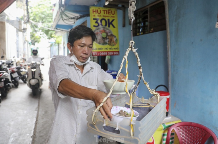 Gọi là quán cho sang nhưng thực chất ở đây chỉ có một vài bộ bàn ghế nép gọn bên góc tường, chẳng có biển hiệu cầu kỳ, chỉ đơn giản là cái biển nhỏ viết dòng chữ "Hủ tiếu 30K".