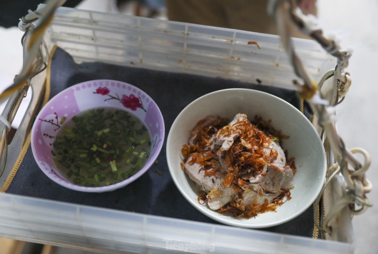 Quán có bán hủ tiếu, bánh canh và nui, nhưng món được ưa chuộng nhất tại quán là hủ tiếu khô, ăn kèm nước dùng nóng hổi.