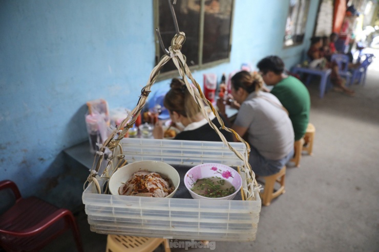 Hủ tiếu ở đây có hương vị thơm ngon theo khẩu vị miền Tây, vị ngọt của nước dùng được dì Ba ninh từ xương heo trong nhiều giờ, chứ không phải vị ngọt từ bột ngọt. Dù chỉ có 30.000 đồng một tô nhưng chất lượng được thực khách đánh giá là ổn.