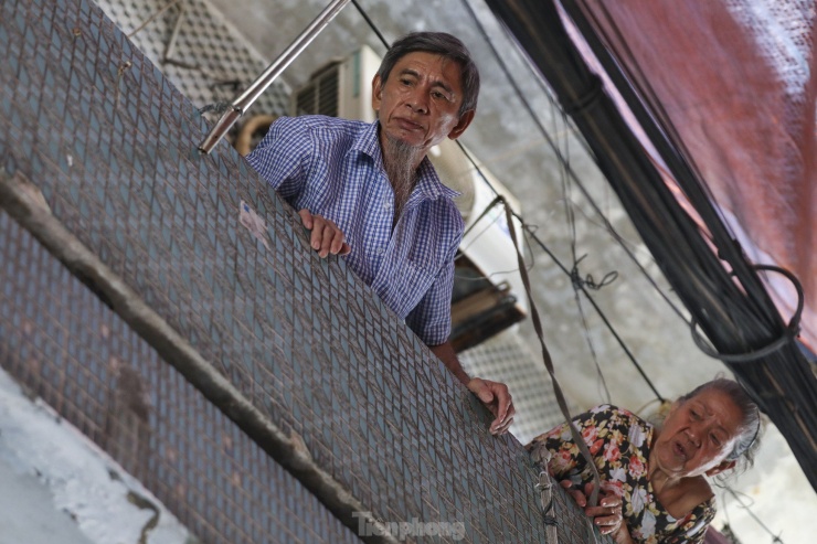 Dì Ba tuy tuổi đã cao nhưng vẫn rất yêu nghề, mỗi ngày gia đình dì đều dậy từ sớm để chuẩn bị nguyên liệu để tạo ra những tô hủ tiếu thơm ngon và chất lượng cho thực khách đến ủng hộ.