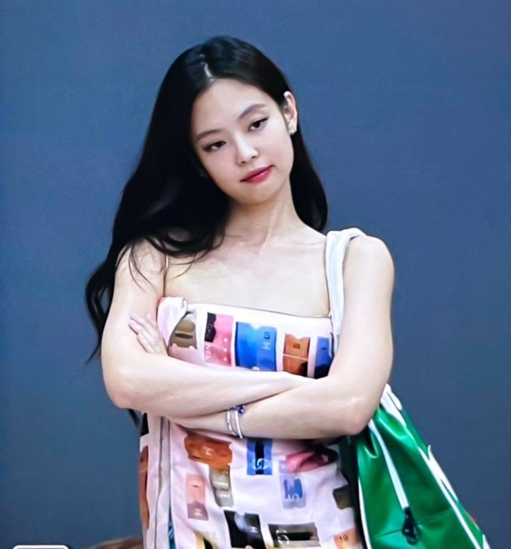 Về phần Jennie, cô dự kiến ra mắt album solo. Ca sĩ nói sản phẩm âm nhạc này sẽ có những gì mà fan mong đợi. Hôm 2/8, Jennie đăng ký nhãn hiệu "Jennie Ruby Jane" với Văn phòng Sở hữu Trí tuệ Hàn Quốc. Tên khai sinh của cô là Jennie Kim, nhưng sau khi học ở New Zealand, cô lấy tên Jennie Ruby Jane.