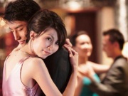 Bạn trẻ - Cuộc sống - Chồng đi hàng trăm cây số về nhà trọ cũ dự đầy tháng con cô hàng xóm lỡ thì