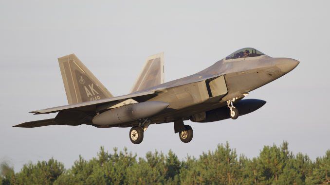 Tiêm kích tàng hình F-22 của Mỹ hạ cánh tại căn cứ RAF Lakenheath (Anh) trong hành trình tới Trung Đông. Ảnh: The Aviationist.