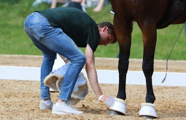 Thomas Muller đang theo dõi móng chân ngựa trong trang trại của mình. Ảnh:S.E