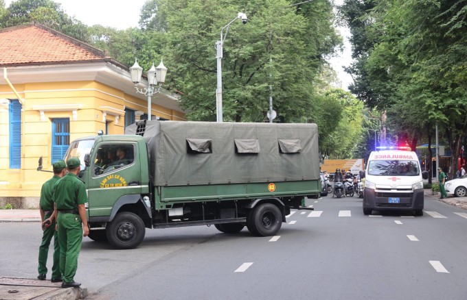 7h, hơn 30 xe cảnh sát đưa các bị cáo có vai trò quan trọng đến tòa. Ảnh: Quỳnh Trần
