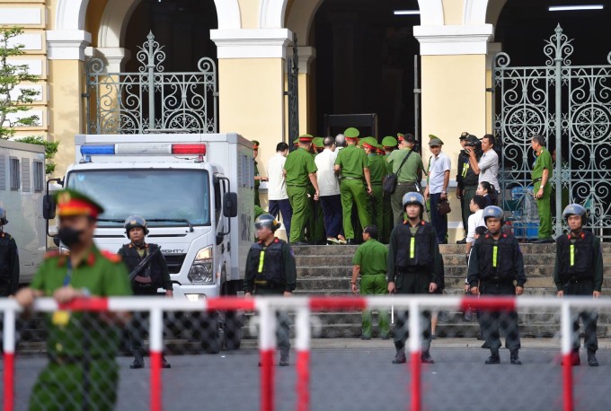 Cảnh sát đưa bị cáo vào phòng lưu phạm lúc 7h, chờ xét xử. Ảnh: Thanh Tùng