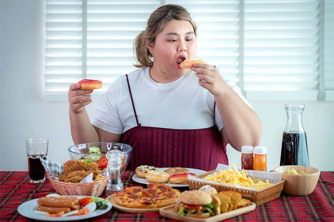 Stress khiến bạn ăn nhiều hơn và thèm ăn đồ ngọt.