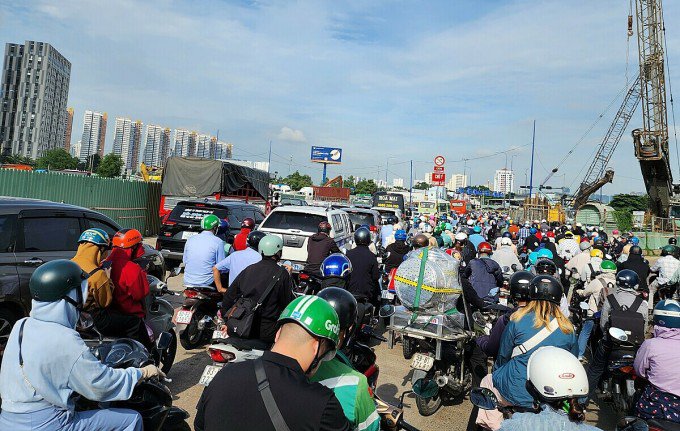 Ùn tắc ở khu vực nút giao An Phú, TP Thủ Đức. Ảnh: Đình Văn