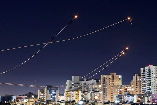 Hệ thống phòng không Vòm sắt (Iron Dome) của Israel chặn rocket phóng từ dải Gaza hồi tháng 1. Ảnh: Reuters