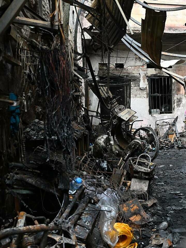 Thường ngày cửa hàng kê, treo đầy thiết bị xe điện, tối đến sân nhà chật kín vì có khoảng 20 xe máy, xe điện của khách trọ. Ảnh trên được đăng ở page Xe máy điện Kim Hùng hồi tháng 6/2023.