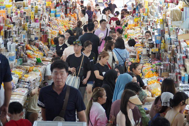 Hàn Quốc là nguồn khách áp đảo trong chợ Hàn. Ảnh: Thanh Hiền