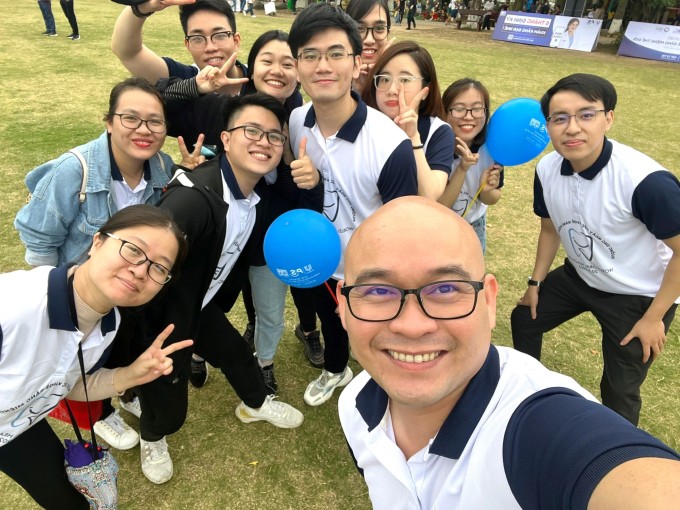 Tiến (giữa, phía sau) cùng thầy cô, bạn bè tham gia sự kiện "Hưởng ứng ngày sức khỏe răng miệng thế giới" ở Ecopark, hôm 18/3. Ảnh: Nhân vật cung cấp
