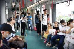 Tin tức trong ngày - Ngày đầu vận hành metro Nhổn - ga Hà Nội: 1,4 vạn khách đi tàu