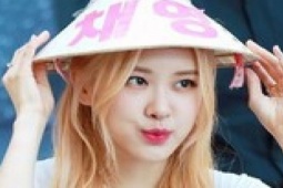 BlackPink đội nón lá, khăn rằn
