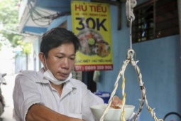 Quán hủ tiếu ở TPHCM hút khách nhờ 'chiêu' bán hàng độc lạ