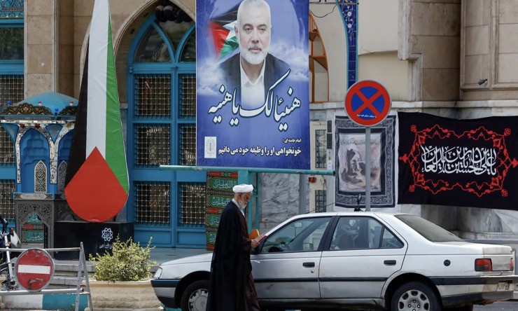 Hình ảnh&nbsp;thủ lĩnh Hamas Ismail Haniyeh được treo ở Quảng trường Palestine ở Tehran, Iran. Ảnh: AFP.