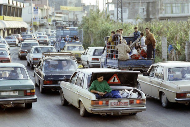 Người dân Lebanon lũ lượt sơ tán khỏi thành phố Tyre, miền nam đất nước, sau khi Israel pháo kích năm 1996. Ảnh: Getty