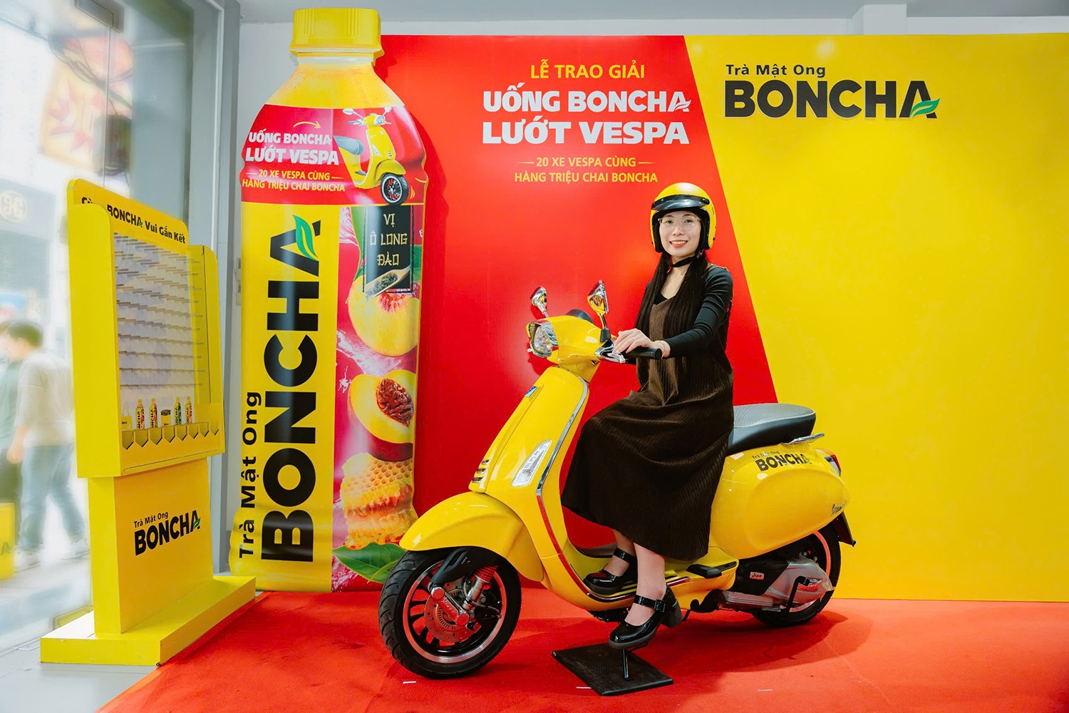 Bạn Trương Nguyễn Thanh Thủy là khách hàng đầu tiên “Uống BONCHA – Lướt Vespa”