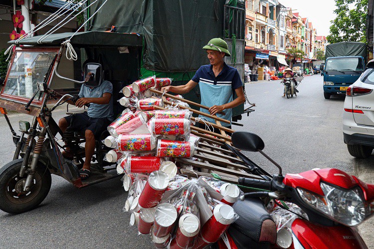 Làng vàng mã Song Hồ, huyện Thuận Thành (Bắc Ninh) từ xưa đã được coi là thủ phủ sản xuất vàng mã lớn nhất miền Bắc. Do nhu cầu mua sắm các mặt hàng này ngày càng cao trong dịp rằm tháng 7 nên những ngày này, nhà nhà đang gấp rút làm ngày đêm để kịp đơn hàng. Thương lái ở khắp nơi cũng đổ về đây nhập hàng nhằm phục vụ nhu cầu mua sắm của người dân.