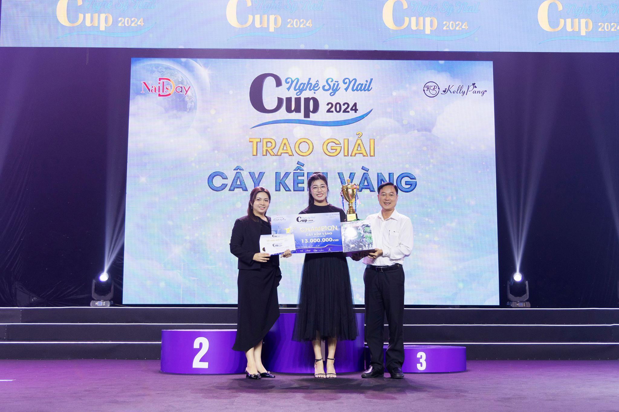 Phạm Thị Bé và Nguyễn Lâm Mỹ Hường đạt giải Cây Kềm Vàng do thương hiệu Kềm Nghĩa trao tặng