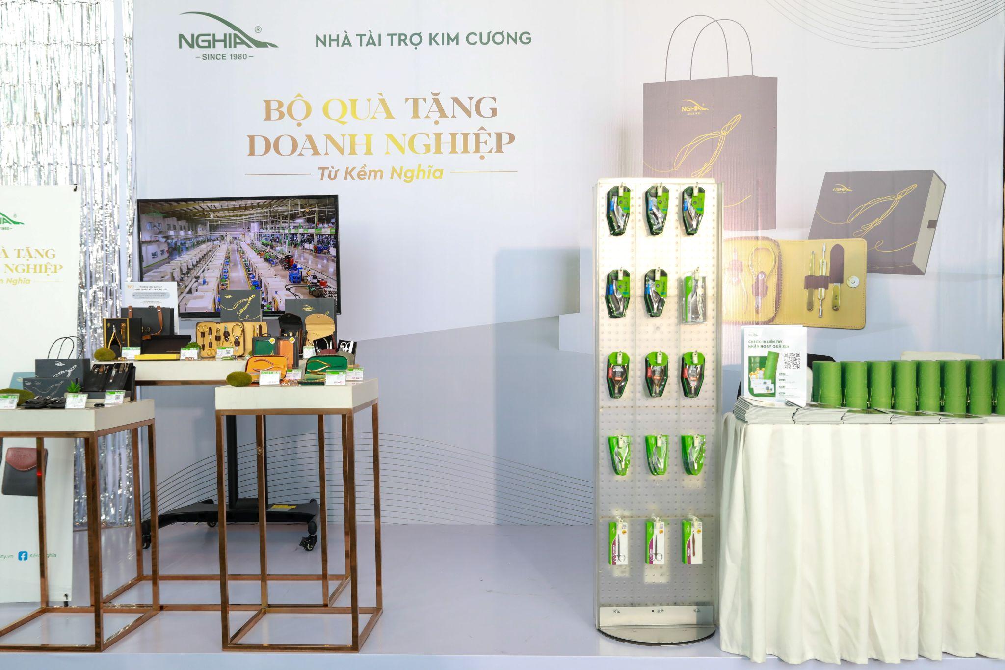 Kềm Nghĩa mang đến Nails Day 2024 hàng loạt những sản phẩm và quà tặng cao cấp nhằm tri ân cũng như mang những trải nghiệm tiêu dùng cao cấp đến người tham gia chương trình.