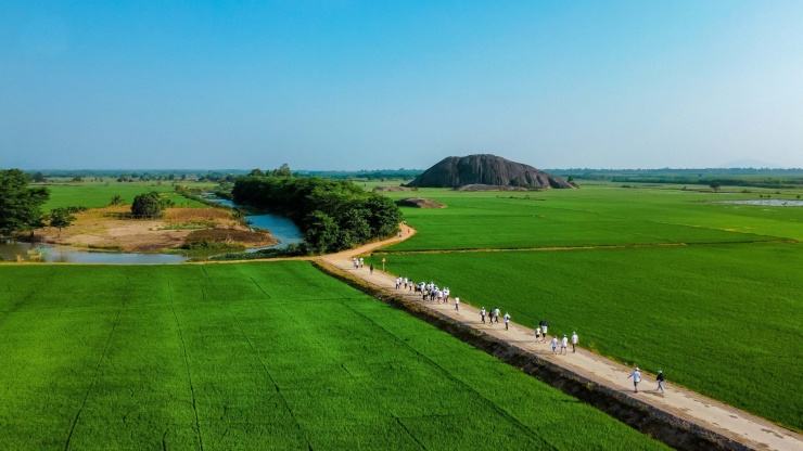 Trở lại miền quê yên bình với với núi đá và đồng xanh bát ngát - 2