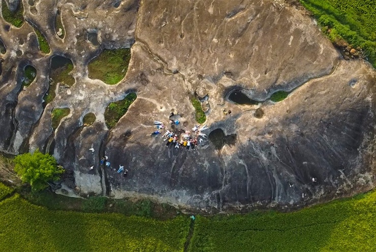 Du khách sẽ được chiêm ngưỡng núi đá khổng lồ nằm sừng sững giữa cánh đồng mang vẻ đẹp hùng vĩ. Từ đỉnh núi, bạn sẽ có cơ hội phóng tầm mắt nhìn toàn cảnh vùng đồng quê bao la, cảm nhận sự kết hợp hoàn hảo giữa con người và thiên nhiên.