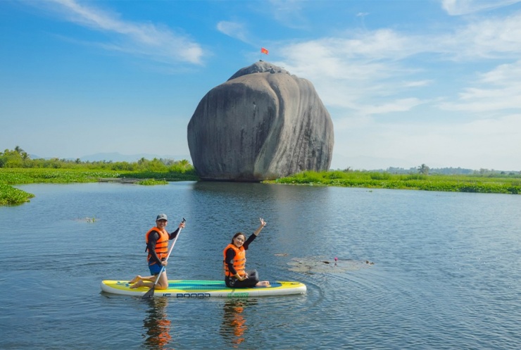 Cắm trại, chèo thuyền trên dòng sông Mơ, hướng về khối đá Năm Tài có một không hai.