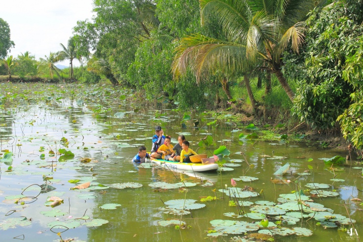 Đến vối Phú Điền bạn sẽ được trải nghiệm với hoạt động bắt cá, bắt ốc tại những con kênh, ao làng bắt những chú cá, con ốc dưới làn nước mát lạnh.
