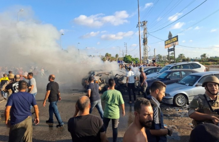 Cuộc không kích nhằm vào một chiếc ô tô bên trong lãnh thổ Lebanon. Ảnh: Reuters