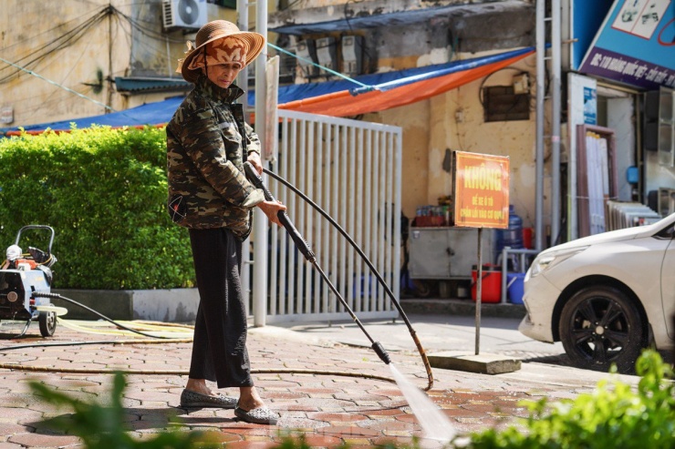 Nắng nóng đỉnh điểm tại Hà Nội: Đường phố oi bức, người dân vật lộn với cái nóng thiêu đốt