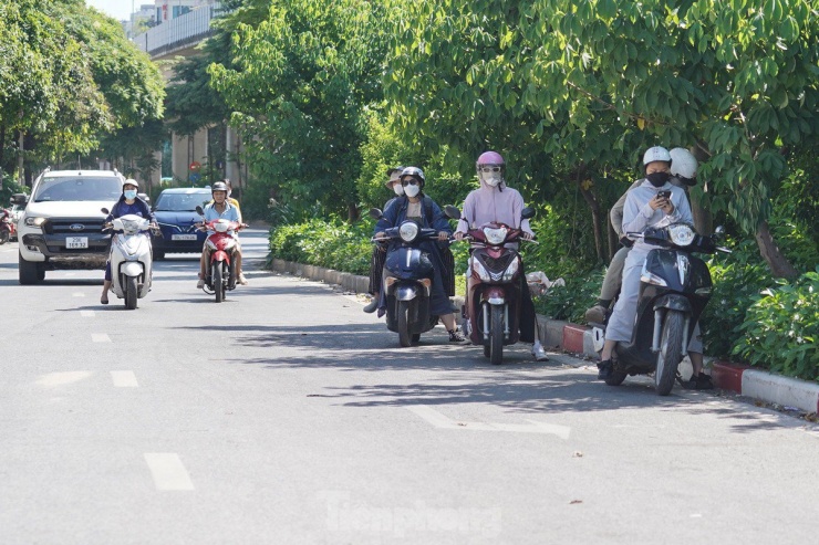 Lúc dừng đèn đỏ, nhiều phương tiện "núp" vào nơi có bóng mát để tránh nắng.