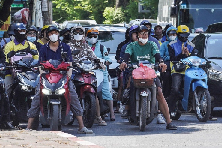 Nắng nóng đỉnh điểm tại Hà Nội: Đường phố oi bức, người dân vật lộn với cái nóng thiêu đốt