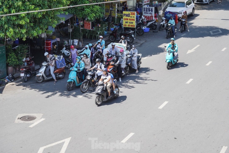 Người Hà Nội quay cuồng với nắng nóng gần 40 độ C - 10