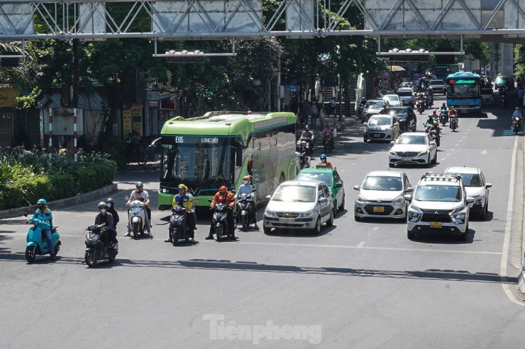 Nắng nóng đỉnh điểm ở Hà Nội, nhiệt độ gần 40 độ C