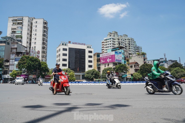 Nắng nóng đỉnh điểm tại Hà Nội: Đường phố oi bức, người dân vật lộn với cái nóng thiêu đốt