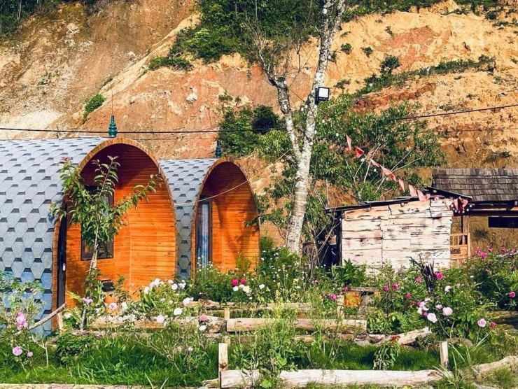 Một góc Homestay ManDo trước và sau vụ sạt lở. 20 bungalow bị phá hủy hoàn toàn, một số trượt xuống chân núi. Ảnh: Thị Kua