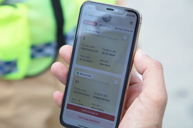 Qua điện thoại, các tài xế có thể kiểm tra tình trạng giấy phép lái xe qua VNeID.Ảnh: Đình Hiếu