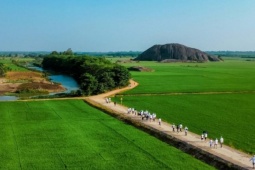 Du lịch - Trở lại miền quê yên bình với với núi đá và đồng xanh bát ngát