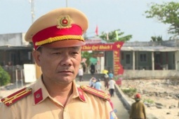 Tin tức trong ngày - Giám đốc Sở Xây dựng và Phó Trưởng phòng CSGT Quảng Ngãi cứu 3 mẹ con đuối nước