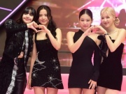 Thời trang - BLACKPINK tại thảm hồng: Lisa phối đồ cực chất, Jisoo "đụng hàng" Taylor Swift