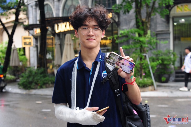 Em Nguyễn Khắc Anh Tuấn, học sinh Trường THPT Chuyên Ngoại ngữ. Ảnh: Thúy Nga