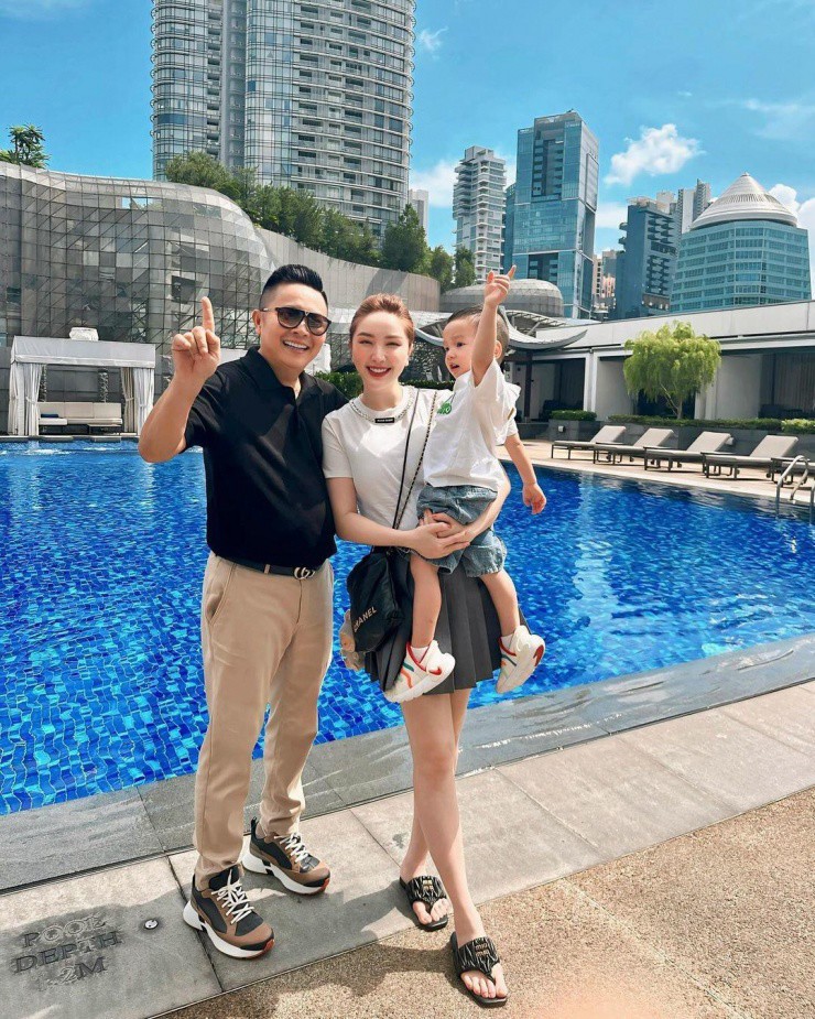 Bảo Thy mặc cả "cây" hàng hiệu phong cách đơn sắc, gồm áo phông, chân váy xếp ly Miu Miu 1.890 USD (gần 48 triệu đồng), túi Chanel 22 giá 5.000 USD (gần 127 triệu đồng), dép Matelassé 750 Euro (hơn 21 triệu đồng) của Miu Miu. Ảnh: Instagram Bao Thy