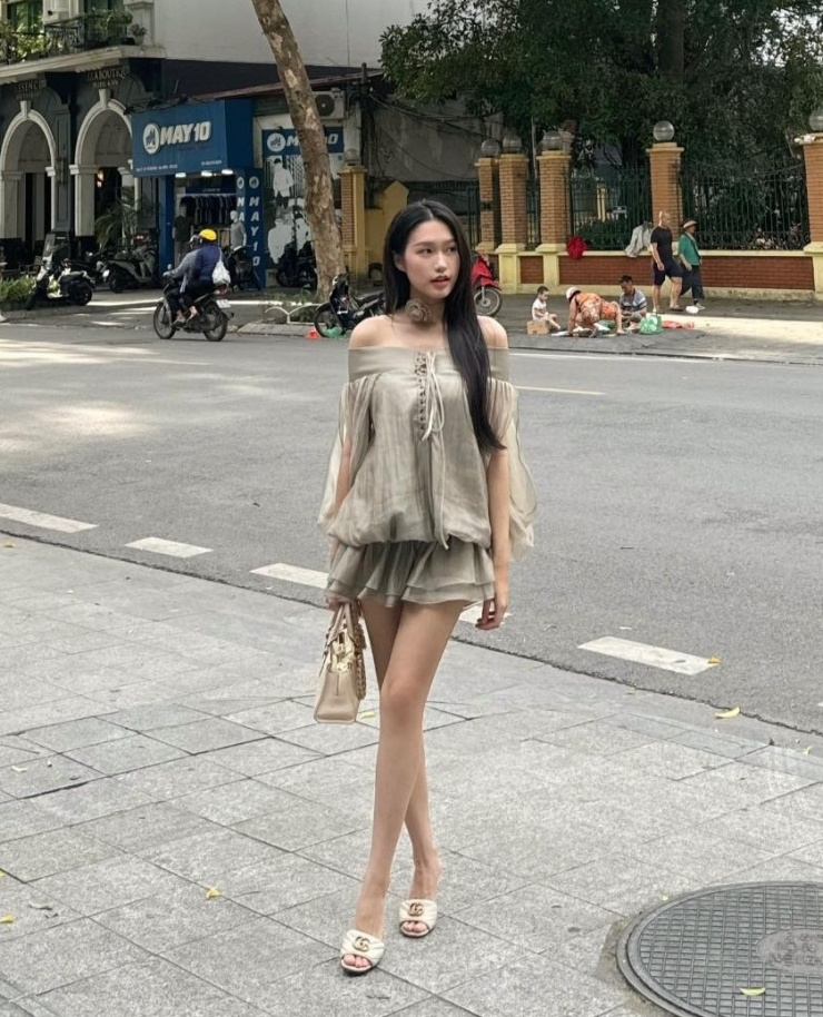 Doãn Hải My tạo điểm nhấn cho đôi chân bằng dép Gucci, phối váy siêu ngắn. Ảnh: Nhân vật cung cấp