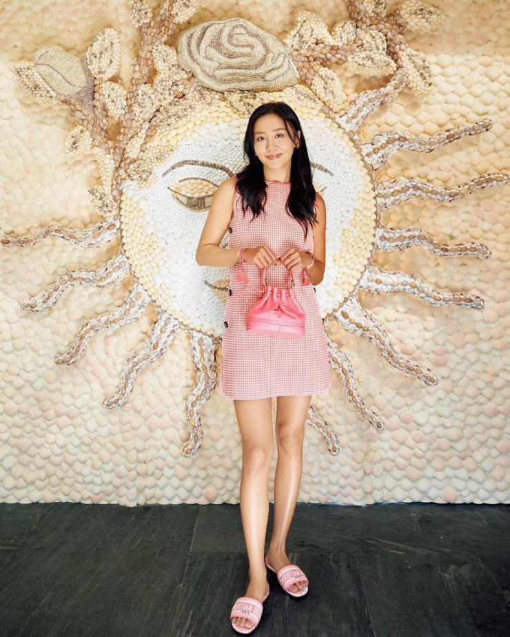 Văn Mai Hương diện cả bộ màu hồng, từ váy midi kiểu thập niên 1960 đến túi xách và đôi dép Dior. Ảnh: Instagram Van Mai Huong