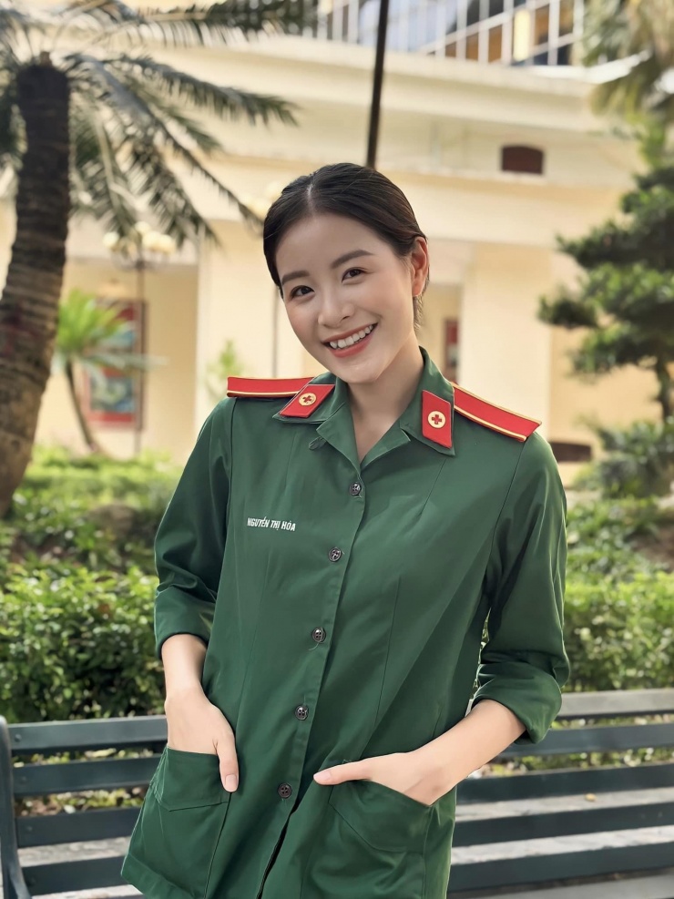 Dù không được đào tạo về diễn xuất nhưng Trang Emma khá tích cực tham gia các dự án phim và chương trình truyền hình ở đa dạng lĩnh vực. Trong ảnh, nữ diễn viên ở hậu trường phim sitcom "Ngôi nhà thanh xuân" của kênh QPVN.