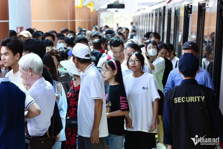 Ngày 10/8, hành khách tăng kỷ lục, có tới 66.078 lượt đi trải nghiệm metro Nhổn - ga Hà Nội đoạn trên cao Nhổn - Cầu Giấy. Ảnh: Hoàng Hà 