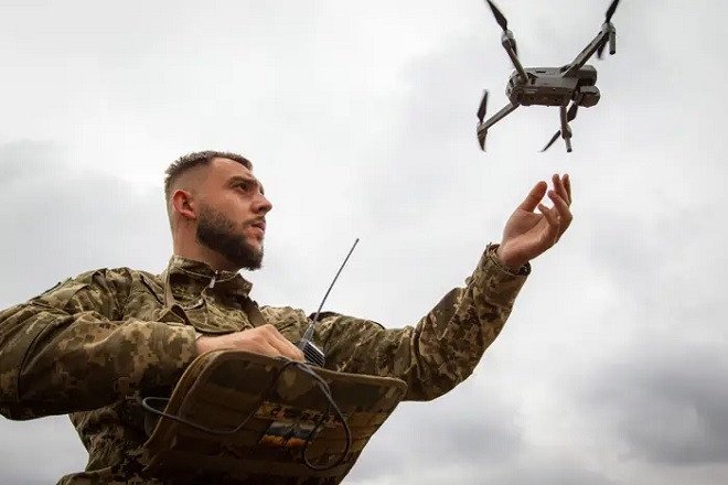 Binh sĩ Ukraine triển khai UAV. Ảnh: Ukrinform